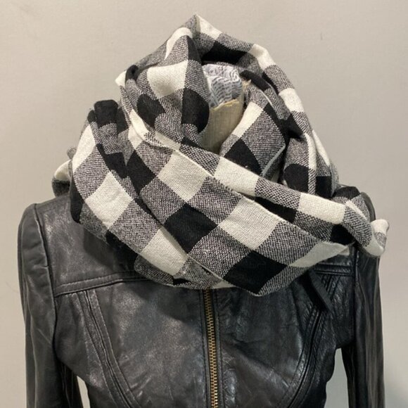 Uniqlo Black and White Plaid Scarf 76x29 - Picture 2 of 7